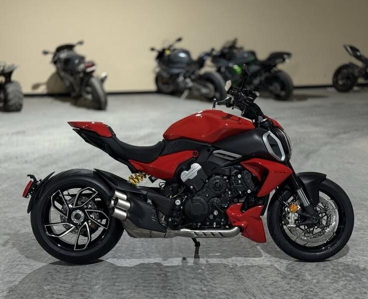 2025 Ducati Diavel V4 Ducati Red